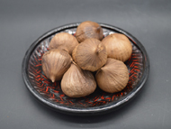 黑蒜廠(chǎng)家介紹黑蒜，老人們都愛(ài)吃，養(yǎng)生效果到底如何？